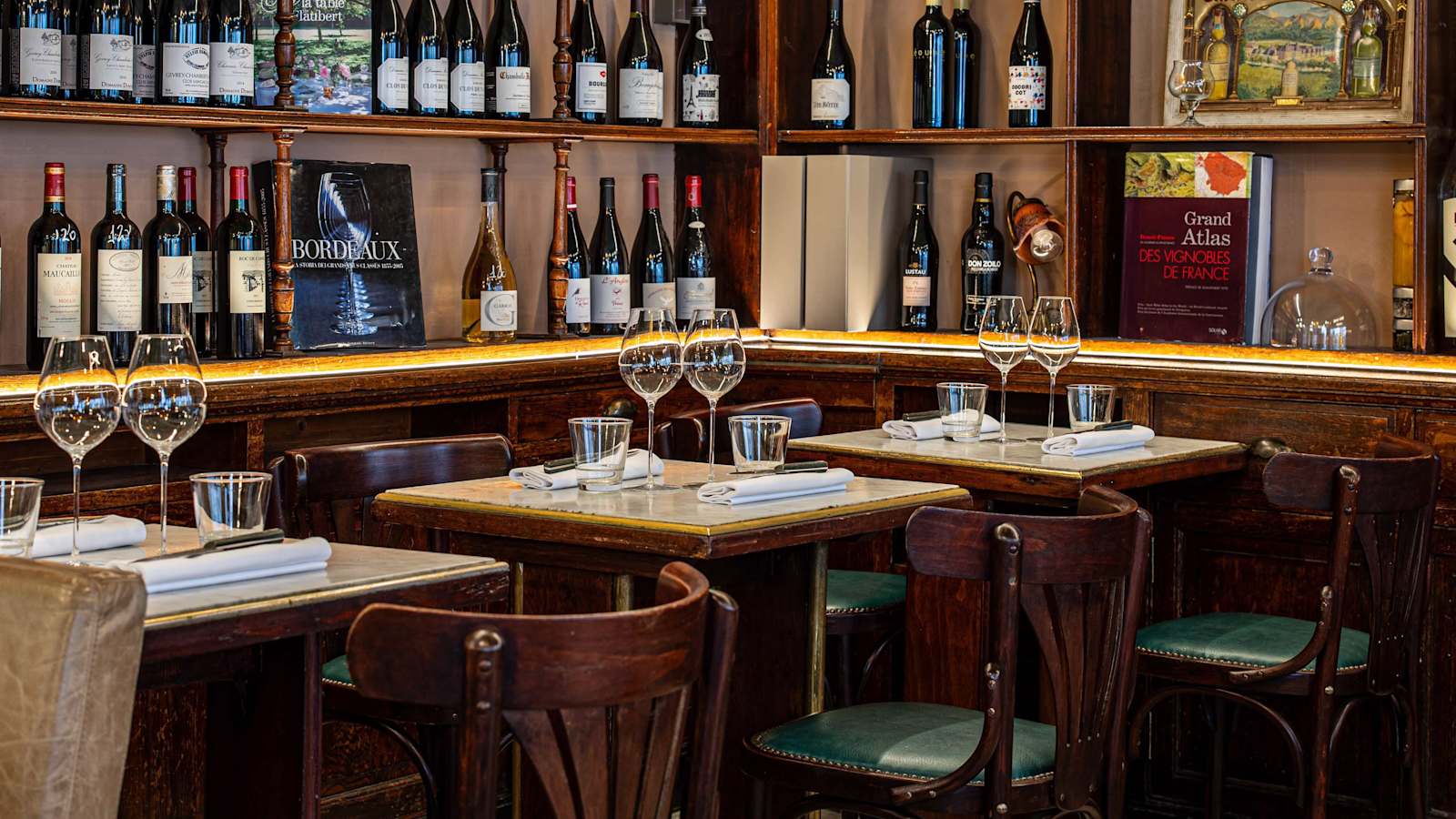 Le comptoir et la sélection de vins du Bistrot Flaubert