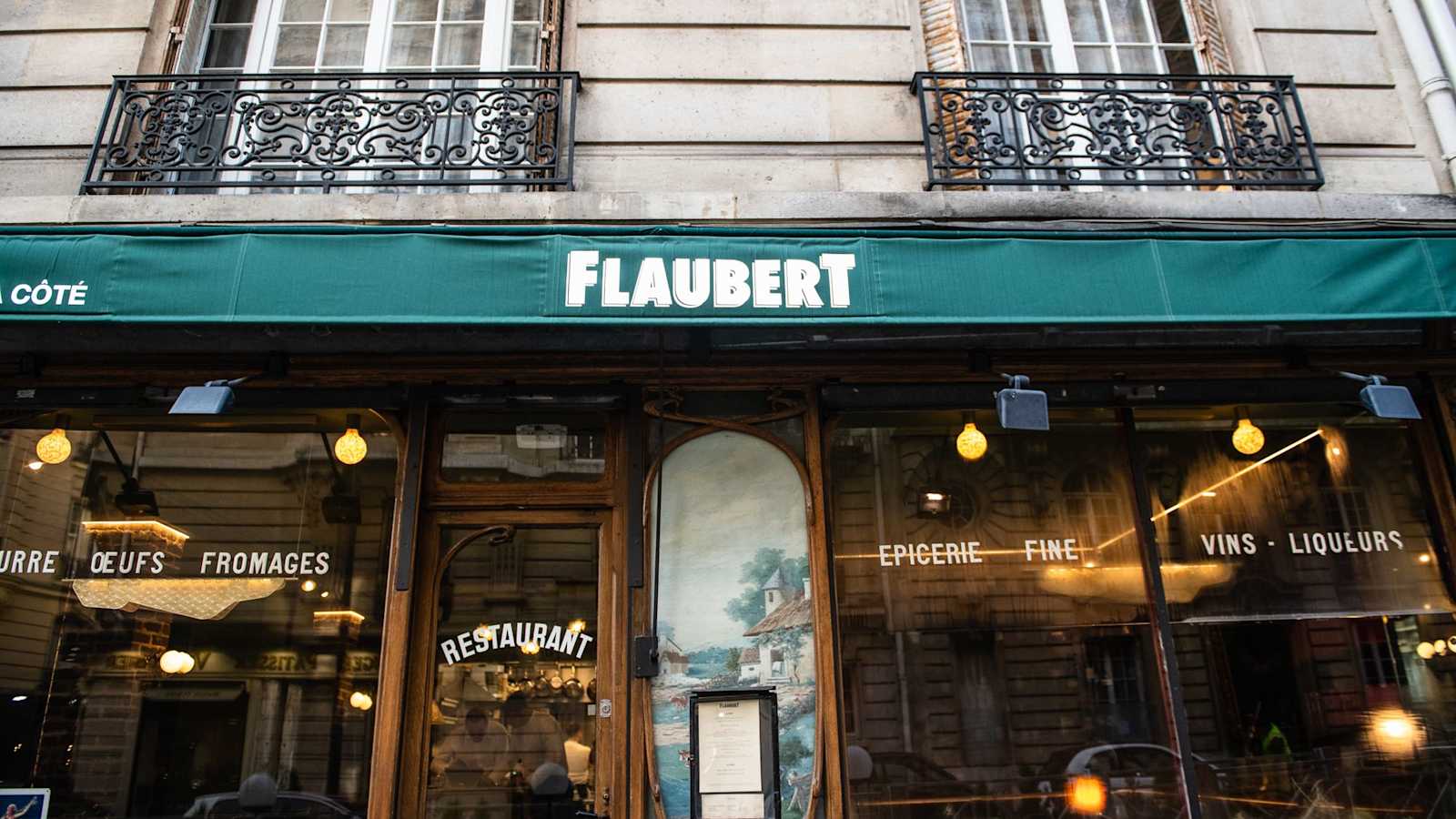 La façade du Bistrot Flaubert, ancienne épicerie fine du 17e arrondissement
